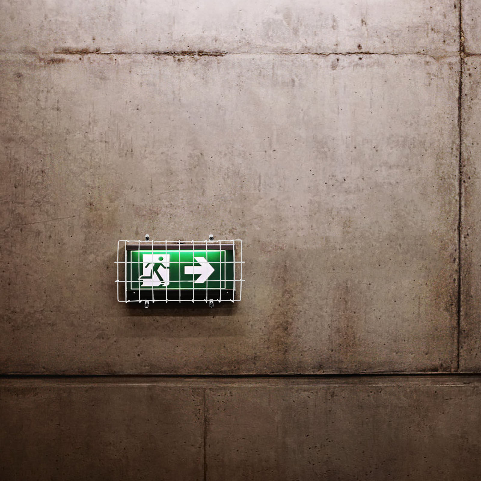 Heavy Duty Metal Exit Sign Pro - مراجعة Emergency Exit Sign وسعره